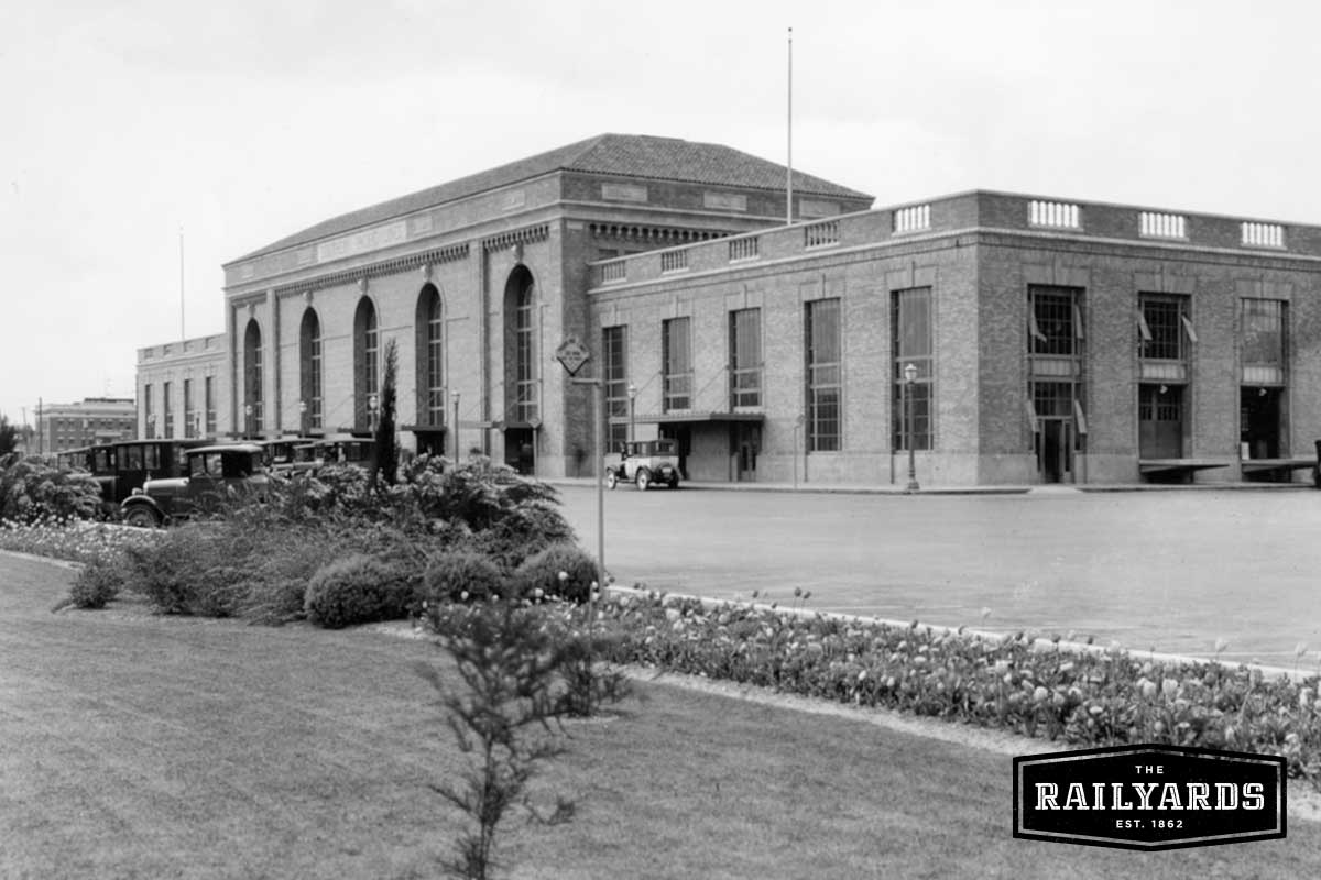 A black and white photo of the Sacramento Valley Station in 1931.